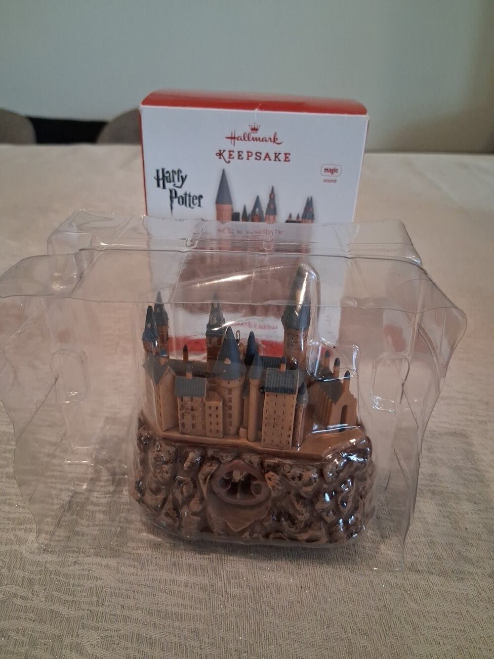 2013 Hallmark Keepsake Harry Potter Hogwarts Castle Magic Sound Ornament Box...